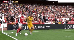 1725183492328097407.gif 开云入口-赖斯究竟该不该被罚下?前名哨们也各说各理