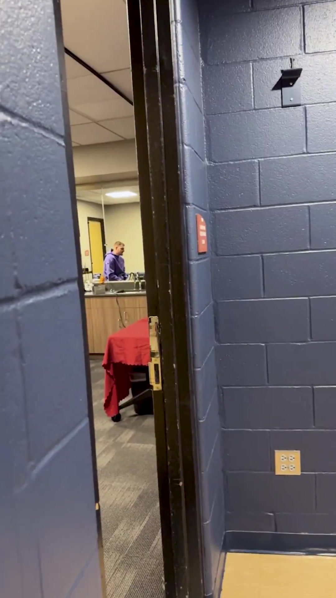 开云中国-真香！约基奇首次品尝墨西哥卷饼 12年前他在🌮广告中被选中！