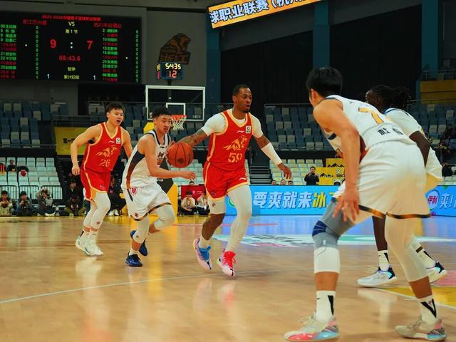 CBA | 布朗回归，浙江方兴渡豪取主场八连胜！