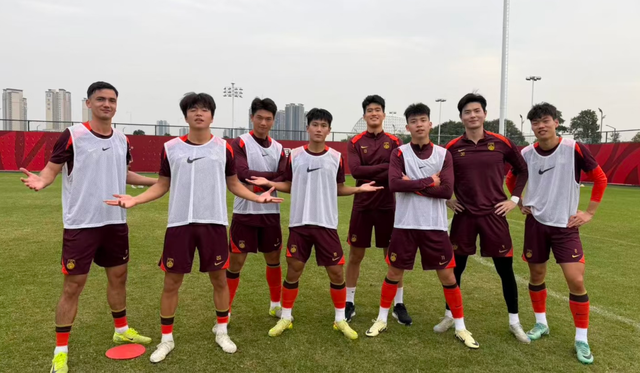 开云中国-亚洲杯国足暖心一幕！王钰栋庆祝时，队友毛伟杰跑过去将球衣捡起