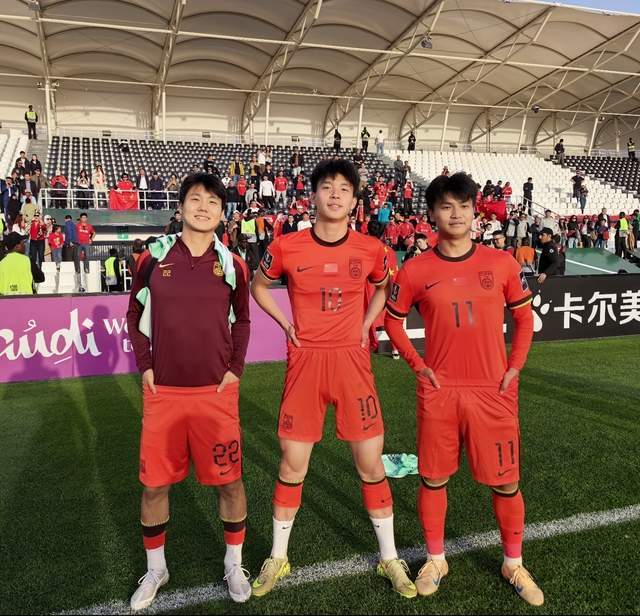 开云中国-亚洲杯国足暖心一幕！王钰栋庆祝时，队友毛伟杰跑过去将球衣捡起