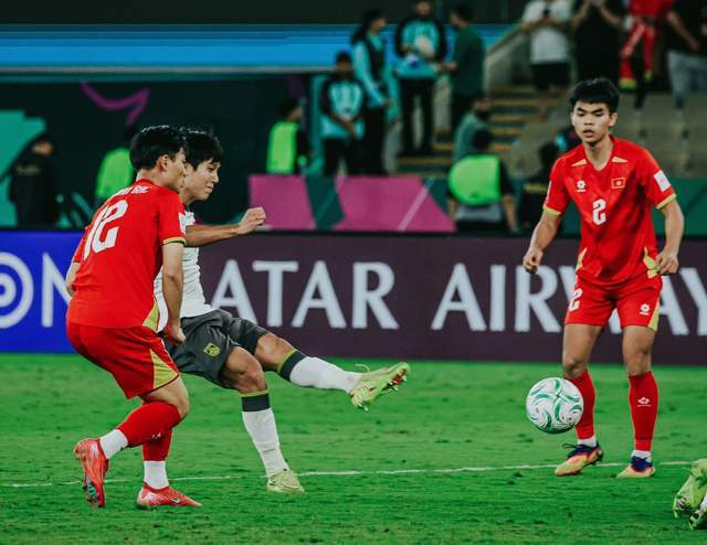 开云中国-亚洲杯国足暖心一幕！王钰栋庆祝时，队友毛伟杰跑过去将球衣捡起