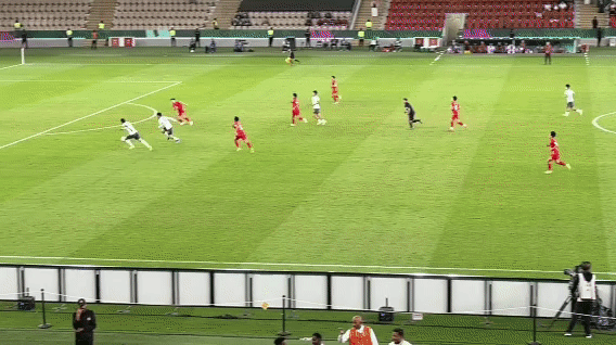 开云中国-亚洲杯国足暖心一幕！王钰栋庆祝时，队友毛伟杰跑过去将球衣捡起