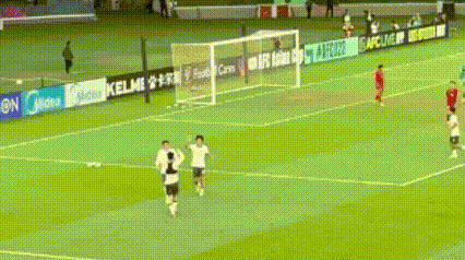 开云中国-亚洲杯国足暖心一幕！王钰栋庆祝时，队友毛伟杰跑过去将球衣捡起