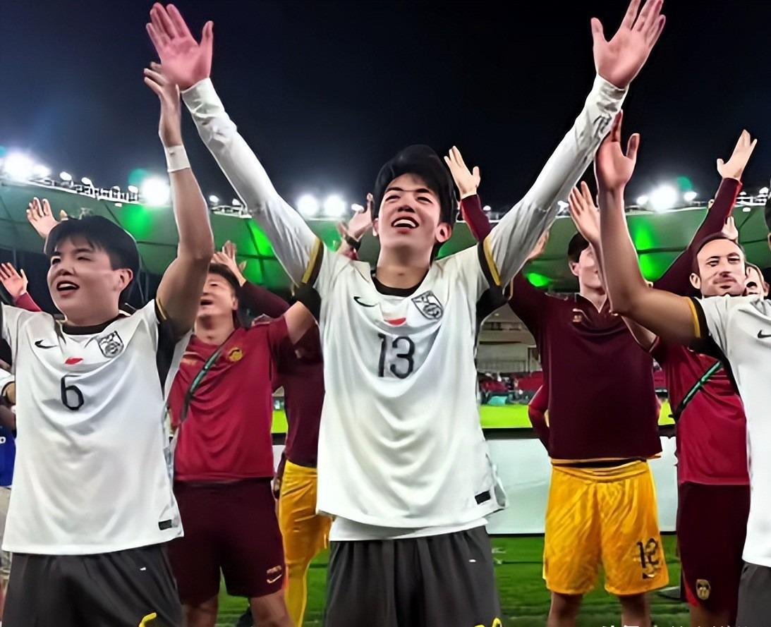 开云入口-U23国足更衣室疯狂！全员舞姿曼妙，主帅上桌怒吼，对手强忍泪水