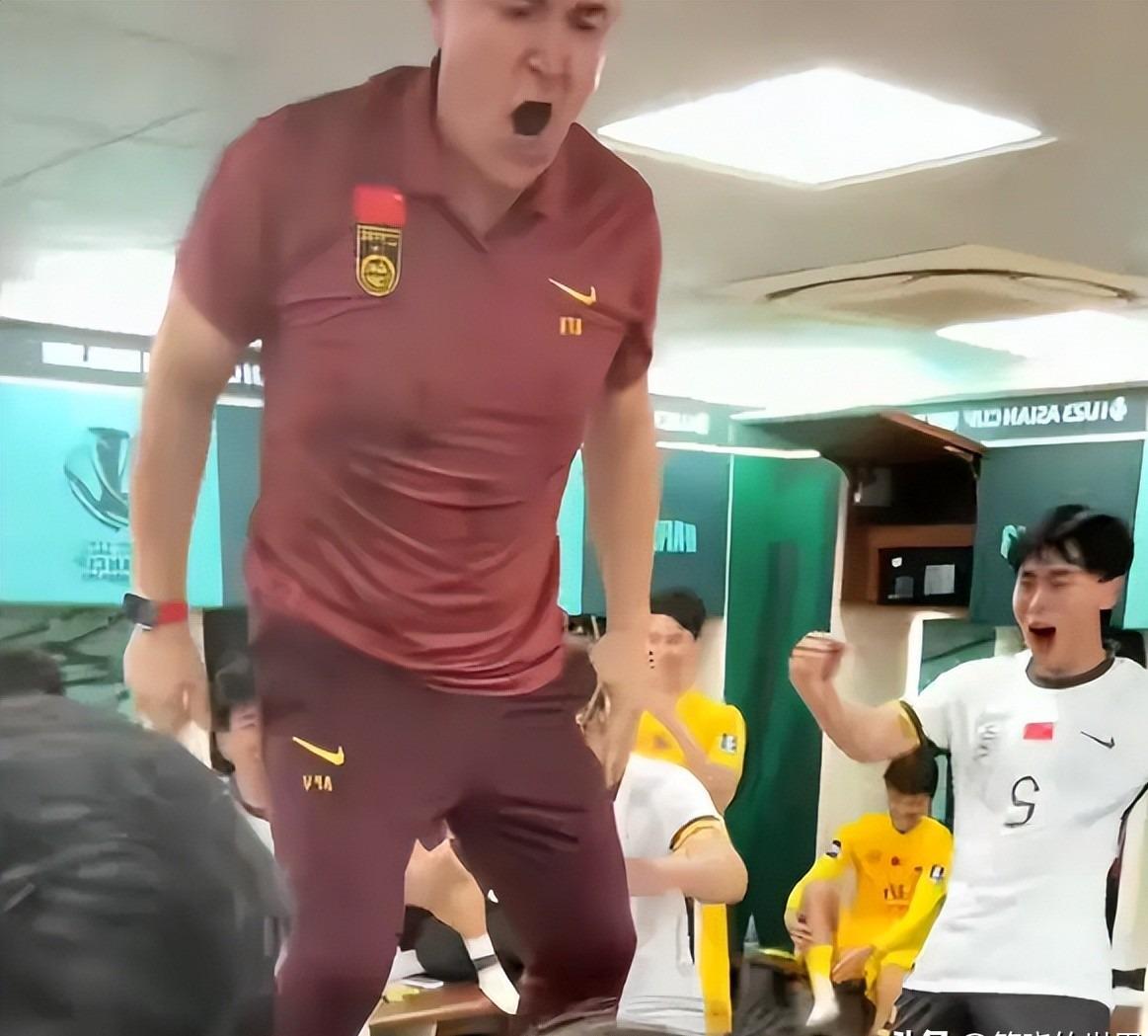 开云入口-U23国足更衣室疯狂！全员舞姿曼妙，主帅上桌怒吼，对手强忍泪水