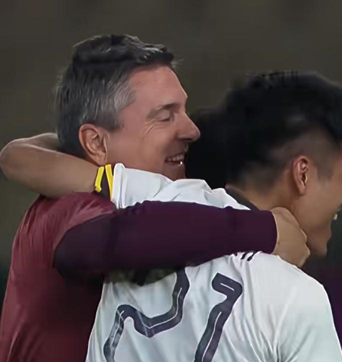 开云入口-U23国足更衣室疯狂！全员舞姿曼妙，主帅上桌怒吼，对手强忍泪水