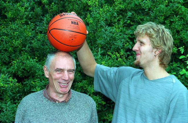 1663409022818052680.jpg 时代先驱:开创先河的独角兽 诺维茨基的得分舞步