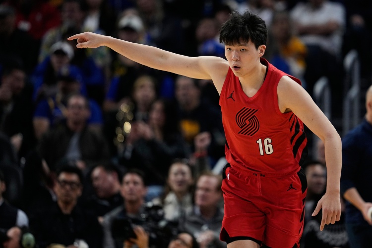 开云入口-防守威慑力！杨瀚森篮下补防造成对手传球失误