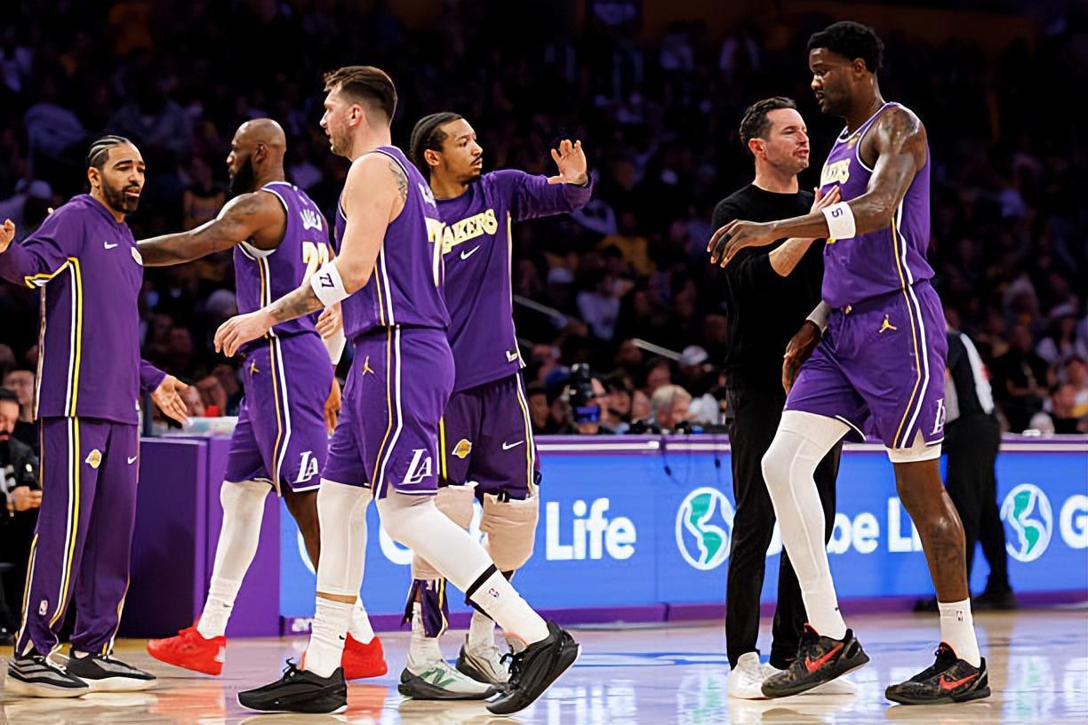 开云登录-自暴自弃了?球权达不到预期后湖人先发中锋就不想好好打球吗?