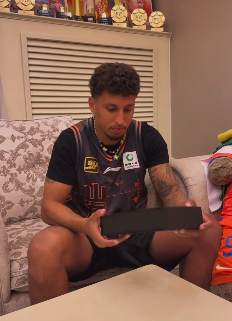 开云登录-克雷桑晒获Sofascore颁发2025中超最佳球员:非常感激获得认可