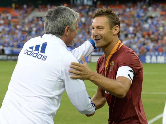 1638849484814006725.jpg 开云平台-托蒂捍卫穆帅:名帅需好兵 红狼争冠要有冠军球员