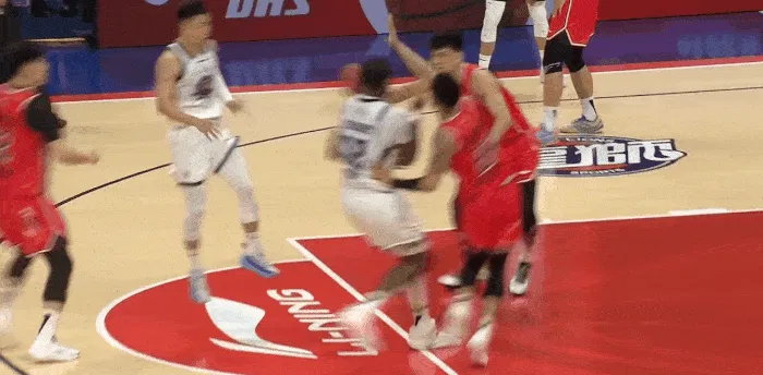 开云入口-克里斯内线顶开两人扣篮打进，山东追至4分分差