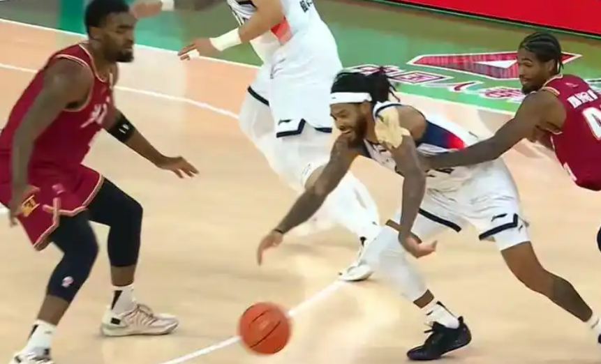 开云登录-13分逆转+压哨绝杀!山东男篮89-88胜浙江,昂首挺进俱乐部杯四强