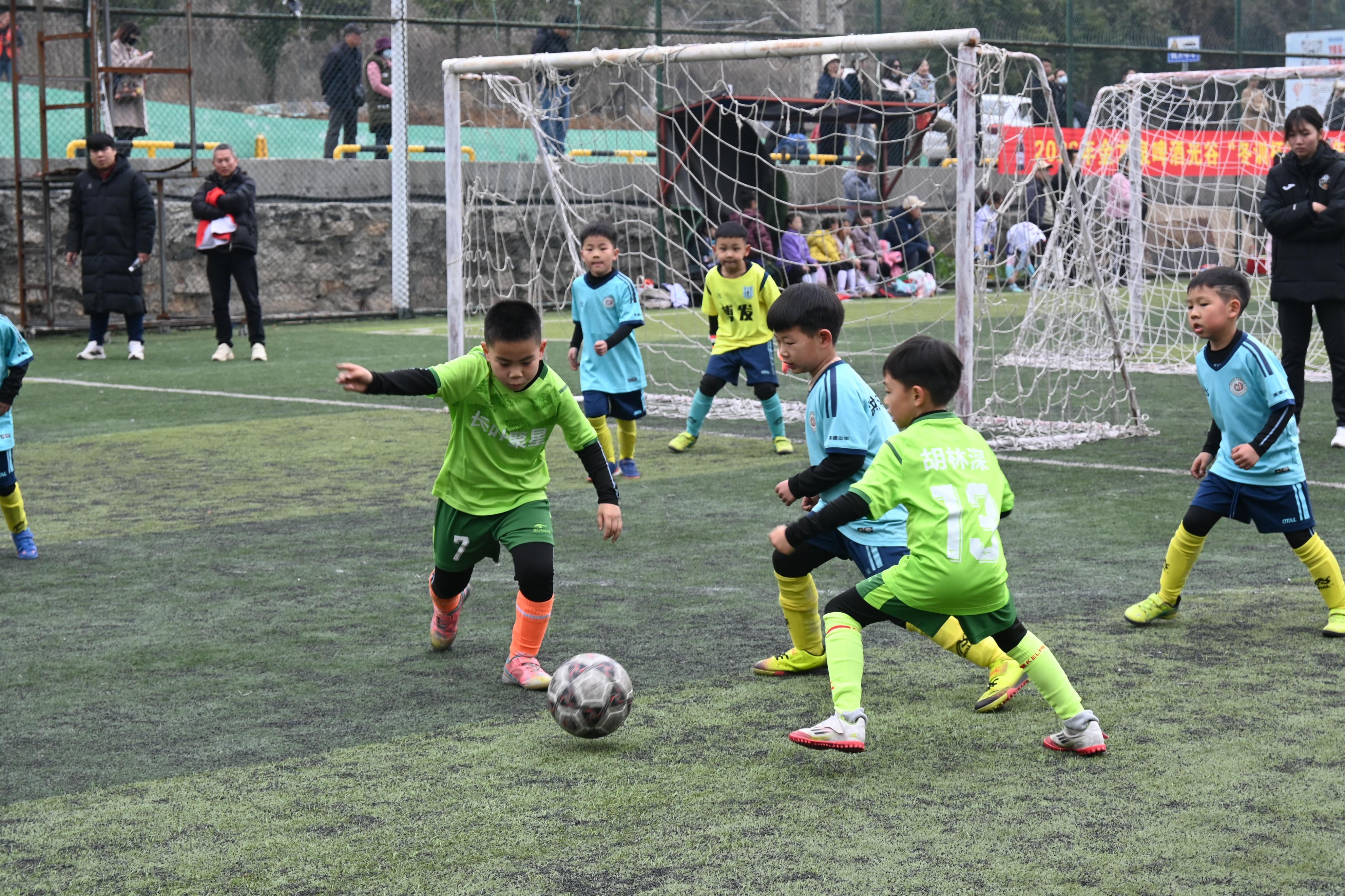 开云平台-孩子们的足球盛宴！2026年光谷“冬训杯”青少年足球邀请赛开幕