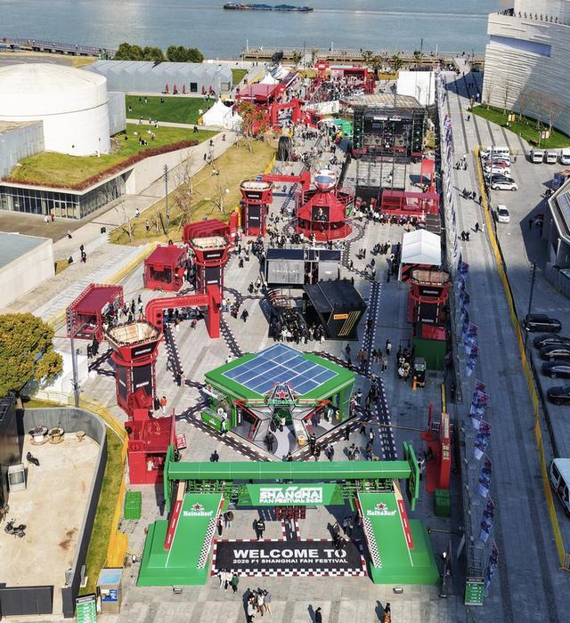 从《飞驰人生》到飞驰人生:2026格子旗嘉年华启幕 经典F1战车亮相西岸