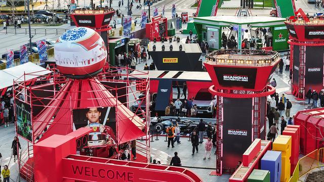 从《飞驰人生》到飞驰人生:2026格子旗嘉年华启幕 经典F1战车亮相西岸