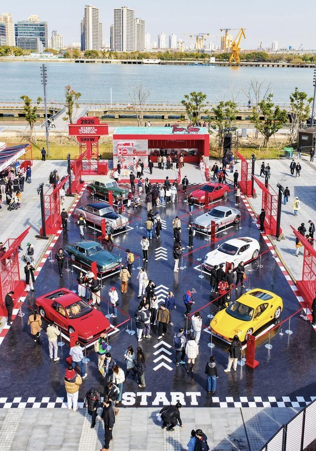 从《飞驰人生》到飞驰人生:2026格子旗嘉年华启幕 经典F1战车亮相西岸