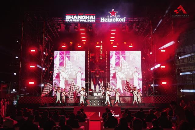 从《飞驰人生》到飞驰人生:2026格子旗嘉年华启幕 经典F1战车亮相西岸