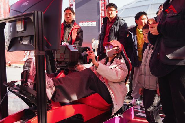 从《飞驰人生》到飞驰人生:2026格子旗嘉年华启幕 经典F1战车亮相西岸