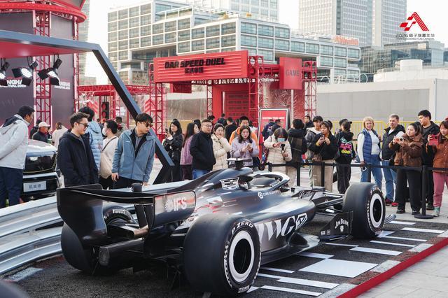 从《飞驰人生》到飞驰人生:2026格子旗嘉年华启幕 经典F1战车亮相西岸