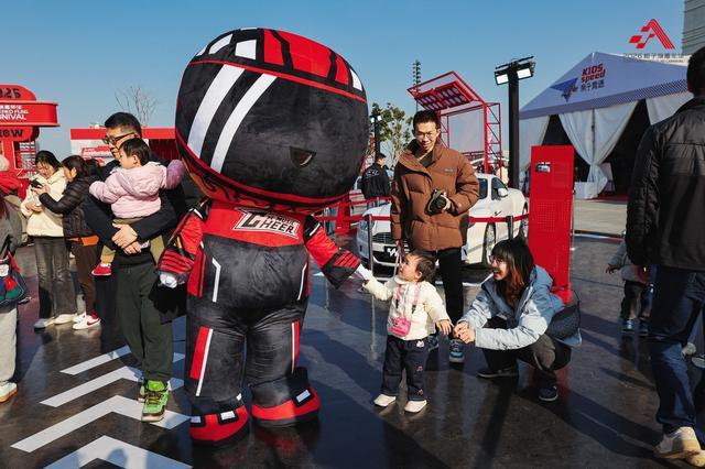 从《飞驰人生》到飞驰人生:2026格子旗嘉年华启幕 经典F1战车亮相西岸