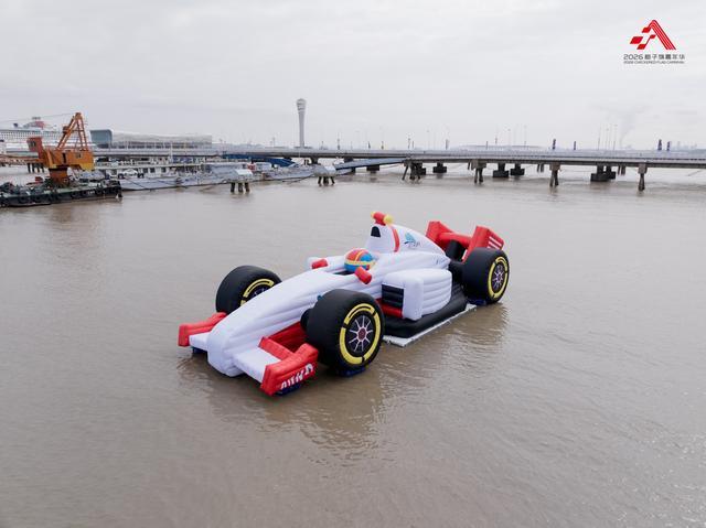 从《飞驰人生》到飞驰人生:2026格子旗嘉年华启幕 经典F1战车亮相西岸