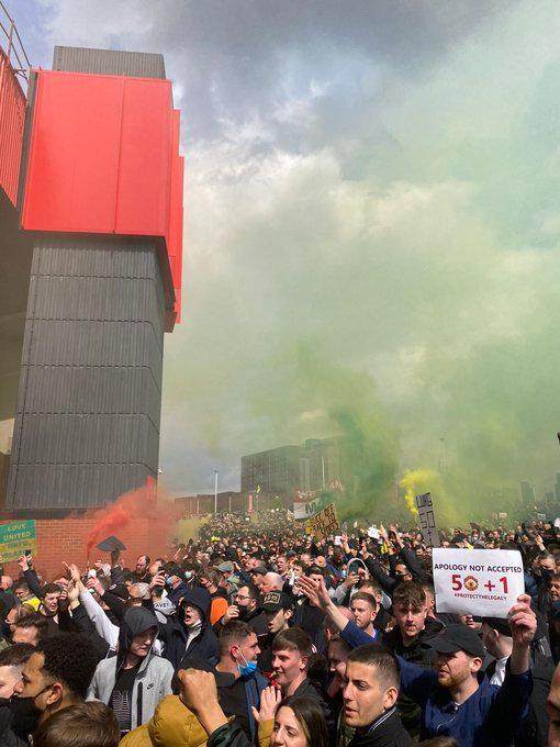 开云入口-双红会赛前曼联球迷抗议：格雷泽家族OUT！