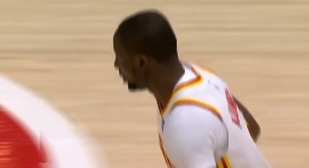 开云平台-比身体素质我也不差！杰伦·布朗单打转身上篮 库明加钉板大帽！