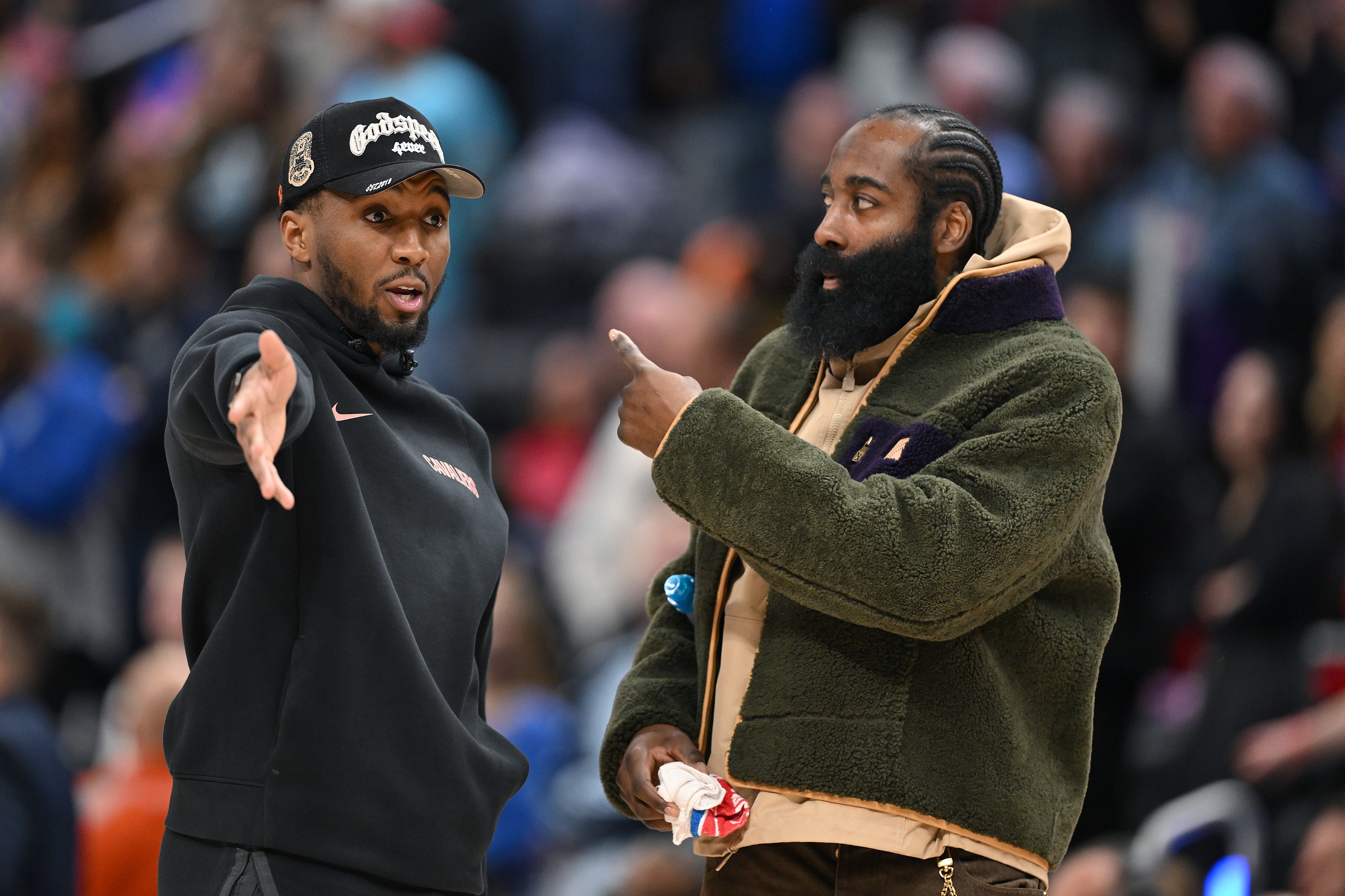 开云入口-米切尔:哈登吸引了大量防守 最好选择是我退后一步让他掌控比赛